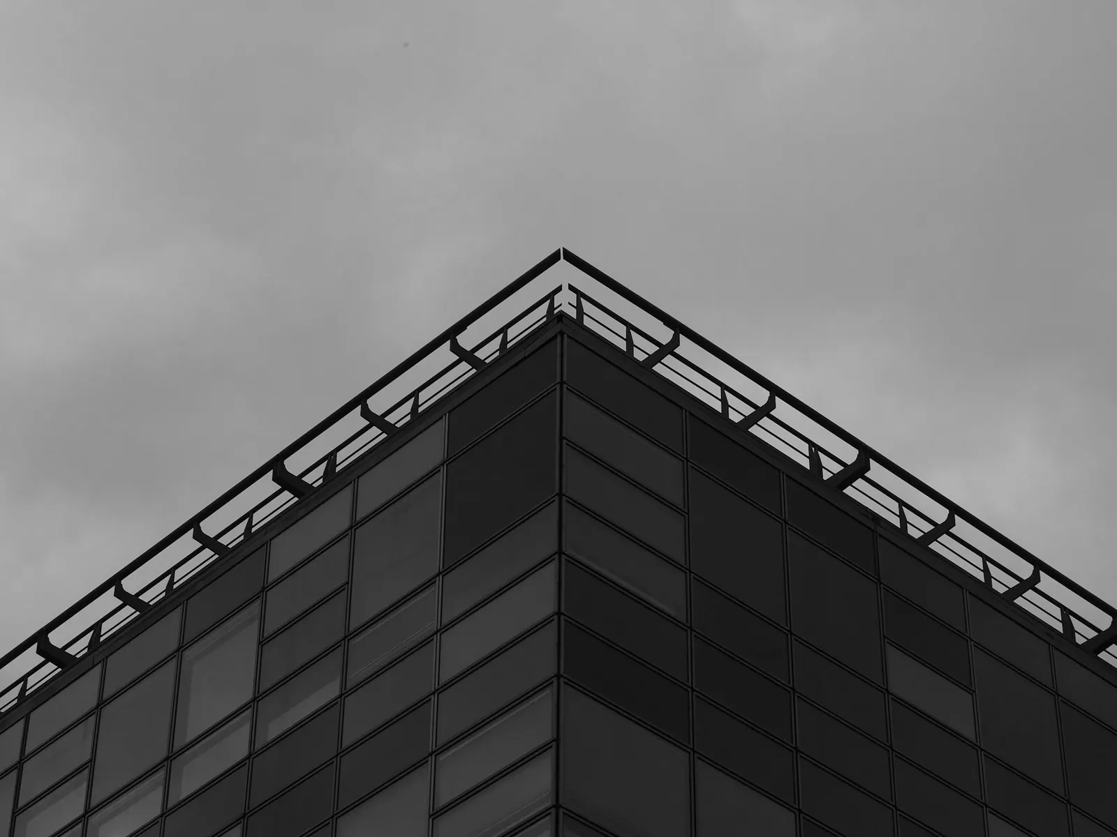 Façade contemporaine aux lignes géométriques photographiée à Lyon